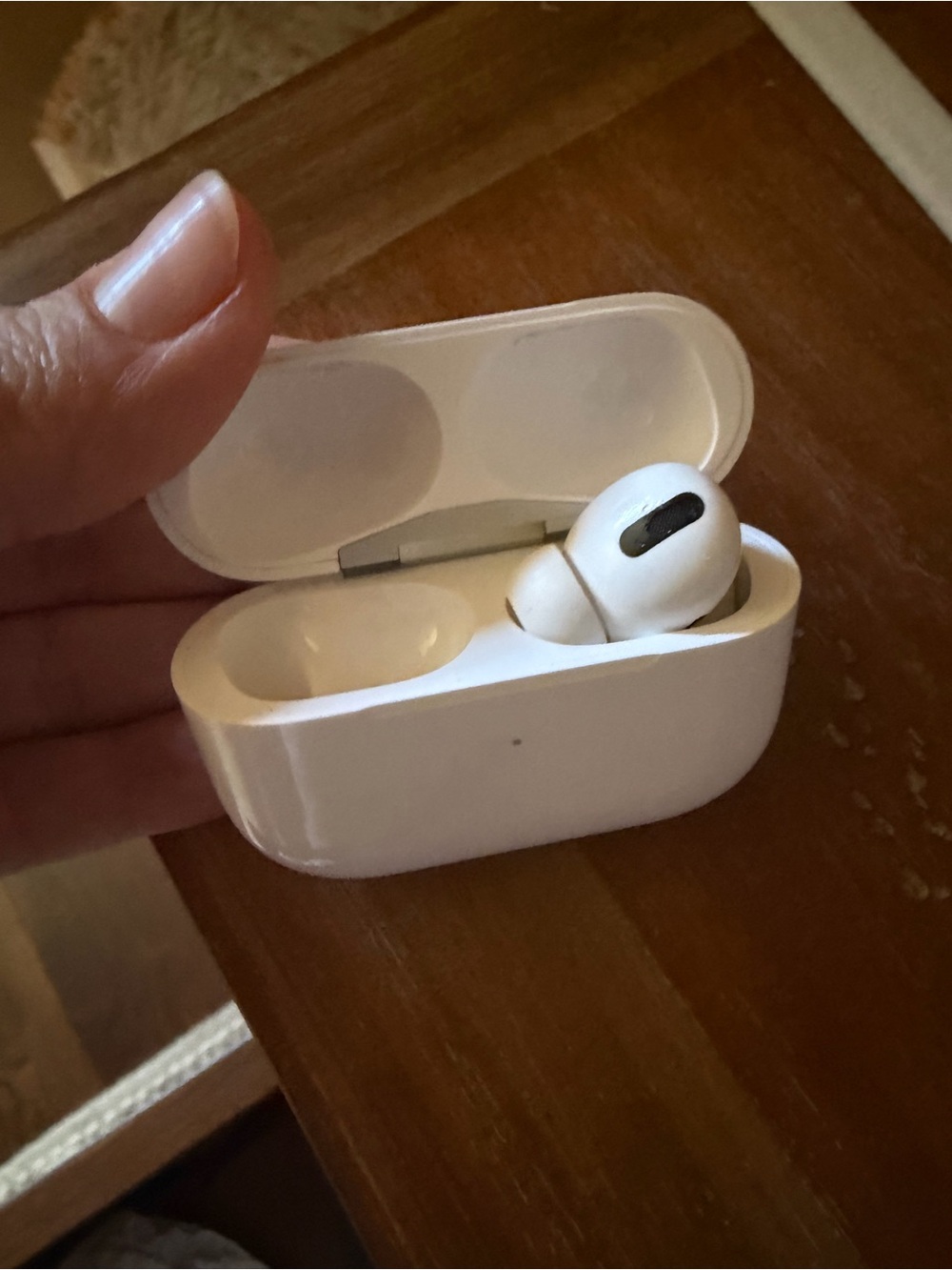 Gen 1 right AirPod with Charging Case - White